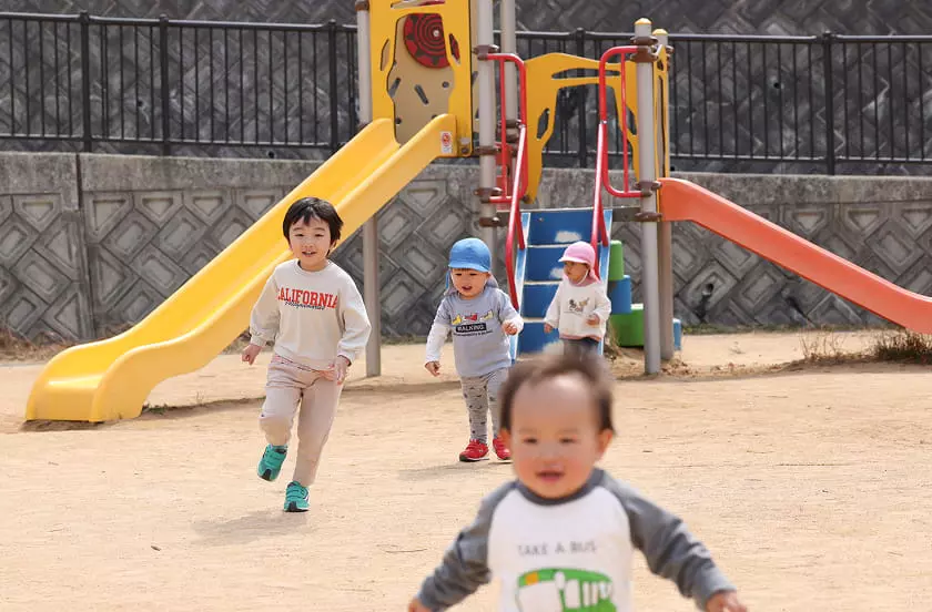 園児たちが遊んでいる様子