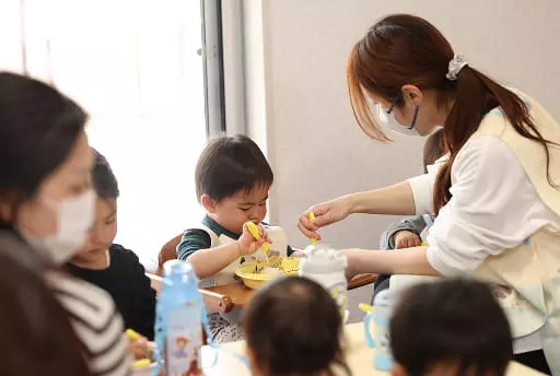 園児たちが食事している様子
