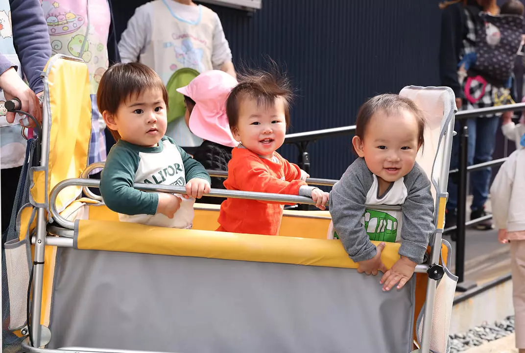 保育園で遊ぶ子どもたち